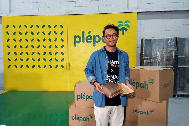 Rengkuh Banyu menunjukkan pembungkus makanan berbahan baku pelepah pinang di tempat produksinya, di Cibinong Bogor, Jawa Barat, Kamis (18/5/2023)