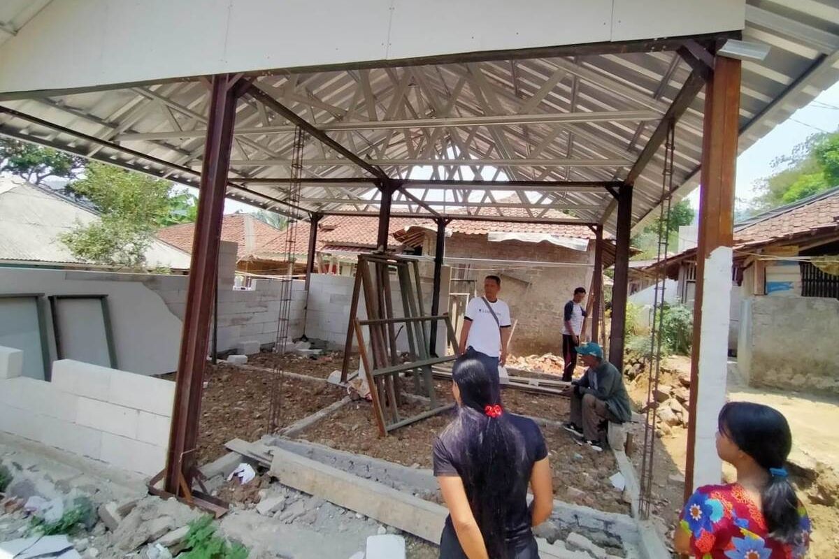 Kondisi bangunan rumah warga korban gempa Cianjur, Jawa Barat yang pembangunannya terbengkalai dan ditinggalkan pihak pelaksana.
