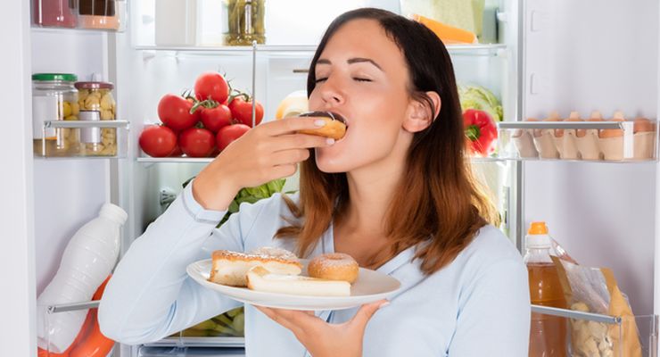 Studi Sebut Kesepian Picu Keinginan Makan Makanan Manis 