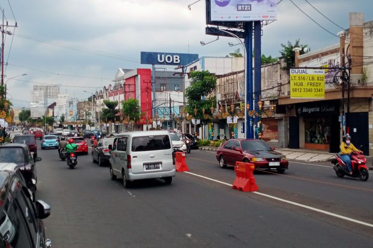 Kondisi Jalan Basuki Rahmat, Kota Malang pada Selasa (13/12/2022), yang diprediksi akan terjadi kepadatan arus kendaraan saat akhir tahun nanti. 