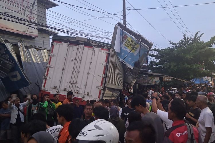 Kecelakaan beruntun di turunan Silayur Ngaliyan, Kota Semarang, Jawa Tengah, Kamis (21/11/2024).