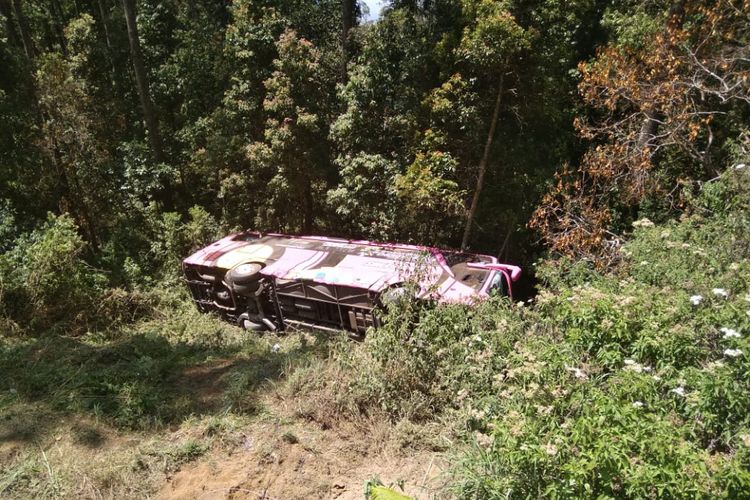 Bus yang ditumpangi rombongan siswa SMK jatuh ke jurang di Magetan, Selasa (25/9/2018).