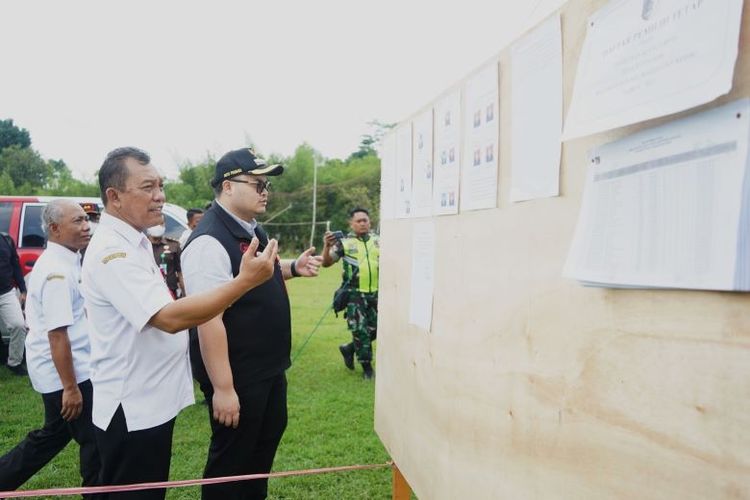 Bupati Kediri Hanindhito Himawan Pramana melakukan pemantauan pelaksanaan pemilihan kepala desa (Pilkades) yang dilakukan serentak pada Rabu (7/12/2022).