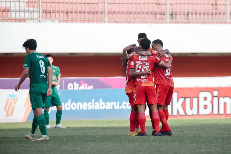 Pemain Bali United berpelukan seusai menjebol gawang Persebaya Surabaya saat pertandingan pekan ke-25 Liga 1 2022-2023 di Stadion Maguwoharjo Sleman, Sabtu (18/2/2023) sore. Laga Bali United vs Persebaya berakhir dengan skor 4-0 untuk kemenangan Serdadu Tridatu.