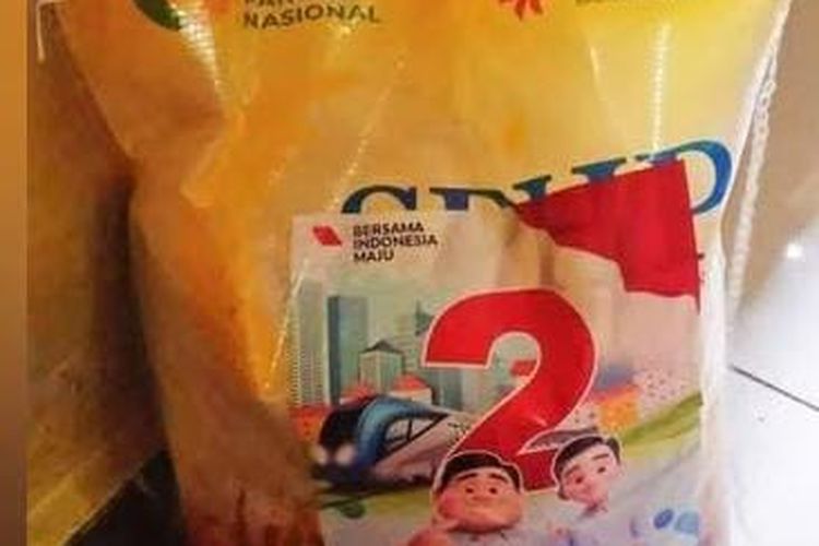 Beredar foto beras Bulog yang ditempel stiker Prabowo-Gibran di media sosial X.