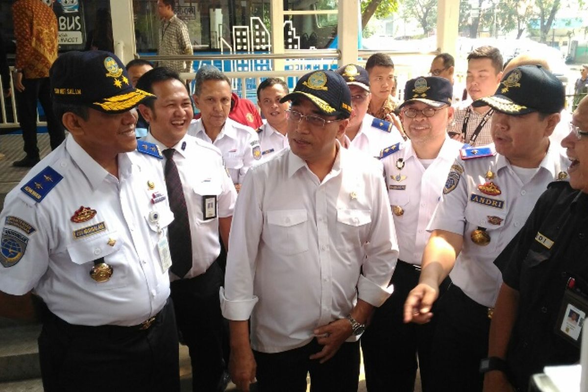 Menteri Perhubungan Budi Karya Sumadi tiba di Halte Transjakarta Stasiun Tebet, Minggu (23/7/2017