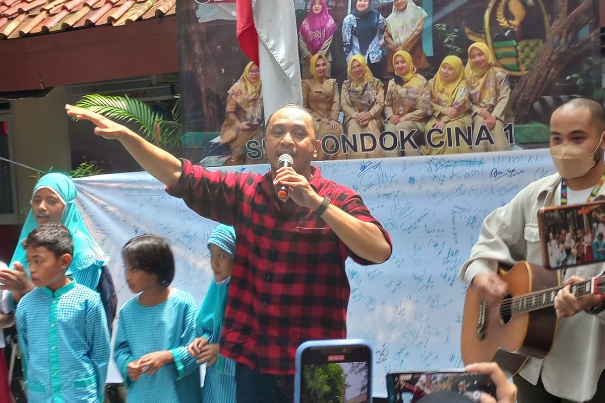 Ketua Umum Partai Solidaritas Indonesia (PSI) Giring Ganesha menghibur para siswa dan orangtua SDN Pondok Cina 1, beji, dengan menyanyikan dua lagu berjudul Laskar Pelangi dan Hapus Aku di SDN Pondok Cina 1, Jumat (9/12/2022).