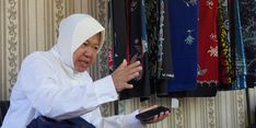 Dorong Kemandirian Perajin Batik Magetan, Risma Tawarkan Bantuan Pelatihan Jahit dan Modal Awal