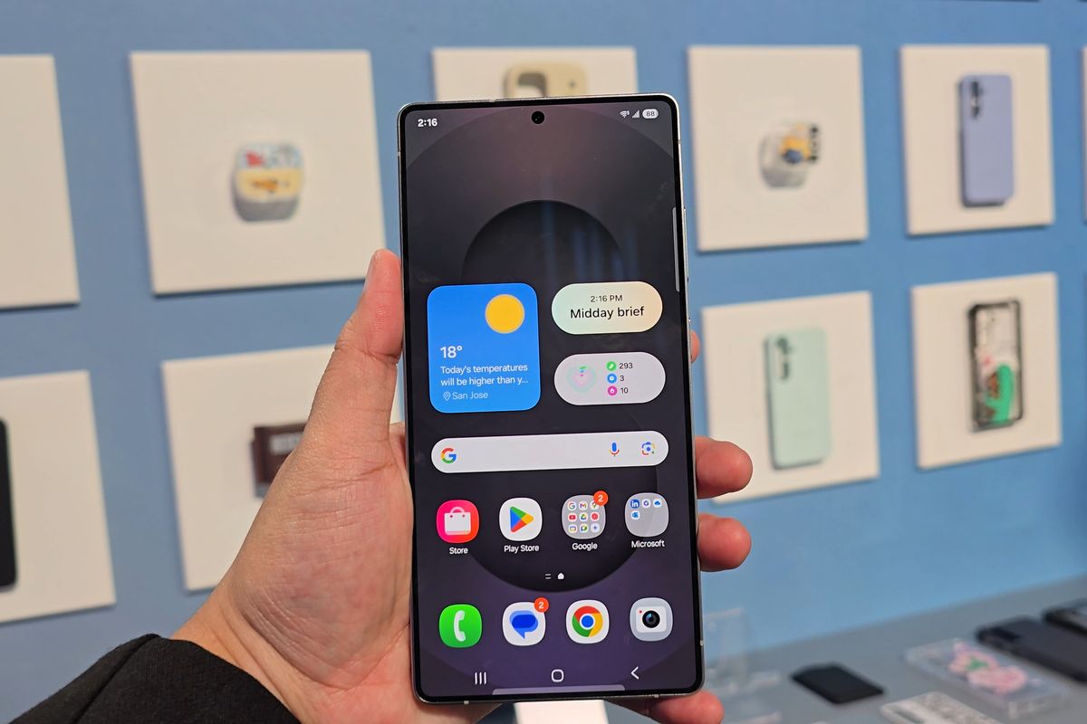 Samsung memangkas ketebalan bezel sehingga bentang layar bertambah menjadi 6,9 inci.Samsung masih menggunakan panel Dynamic AMOLED 2X dengan resolusi QHD+, adaptif refresh rate 1-120Hz, serta tingkat kecerahan layar puncak hingga 2.600 nits. Layar Samsung S25 Ultra juga kini lebih tangguh berkat kaca pelindung Corning Gorilla Armor 2 dengan material baru yang lebih tahan lama dari kaca.