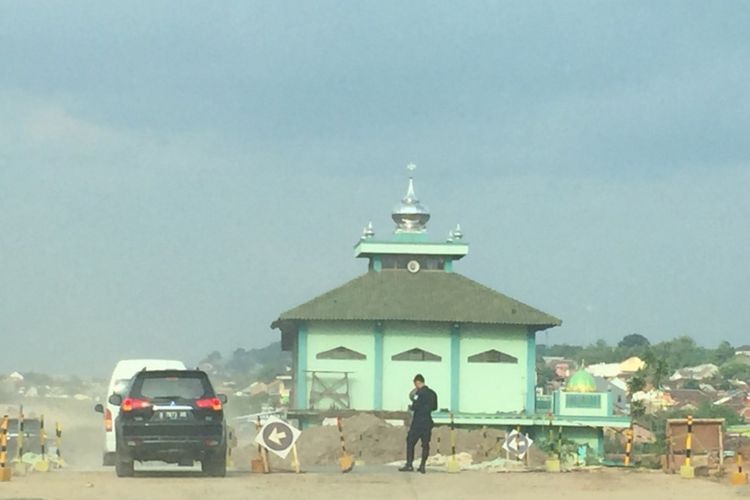 Masjid yang berdiri di atas lahan yang diperlukan untuk membangun Tol Batang-Semarang. Saat ini, status tanah masjid tersebut tengah disengketakan di pengadilan.