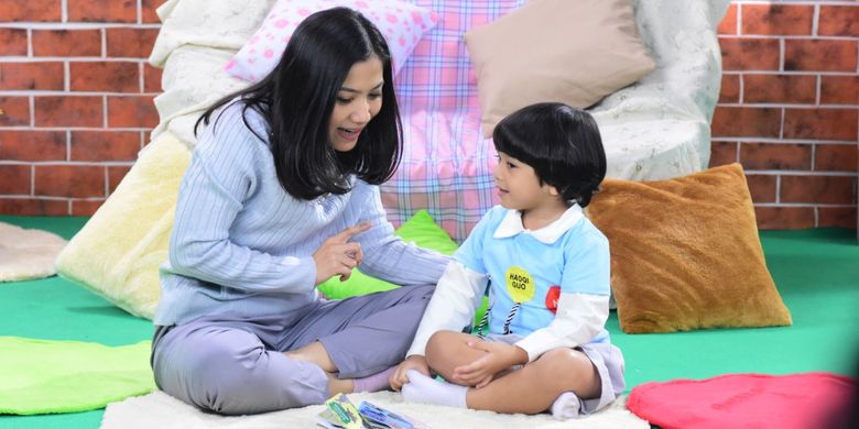 Mengajarkan anak tentang pentingnya hidup bersih dan sehat perlu dilakukan sejak dini.