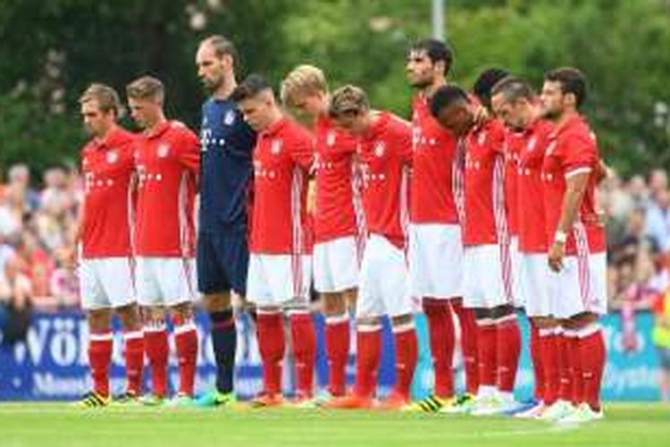 Para pemain Bayern Muenchen mengheningkan cipta untuk menghormati para korban aksi penembakan sebelum memulai laga uji coba melawan Landshut, di Hammerbachstadion, Sabtu (23/7/2016).