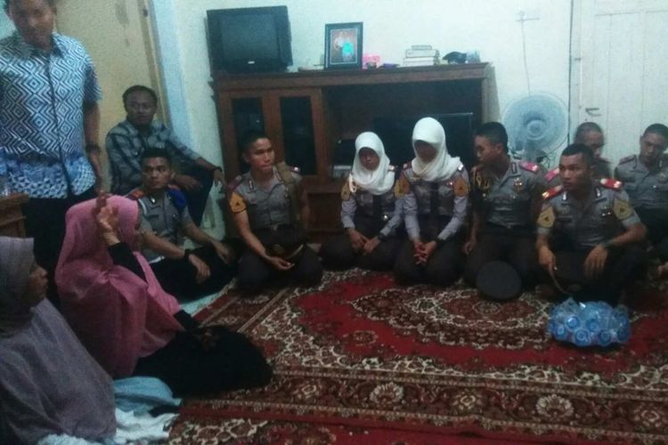 Suasana rumah duka Muhammad Adam, Brigadir Dua Taruna Akpol di Cipulir, Jakarta Selatan, Jumat (19/5/2017).