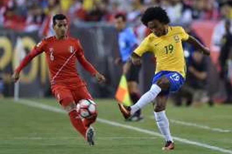 Gelandang Brasil, Willian (kanan), tampil pada laga Grup B Copa America 2016 kontra Peru, di Stadion Gillette, Foxborough, pada Senin (13/6/2016) pagi WIB.