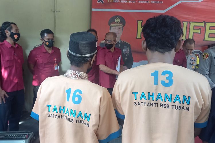 Tersangka pencabulan anak di bawah umur di Kabupaten Tuban saat ungkap kasus di Mapolres Tuban, Selasa (2/8/2022).