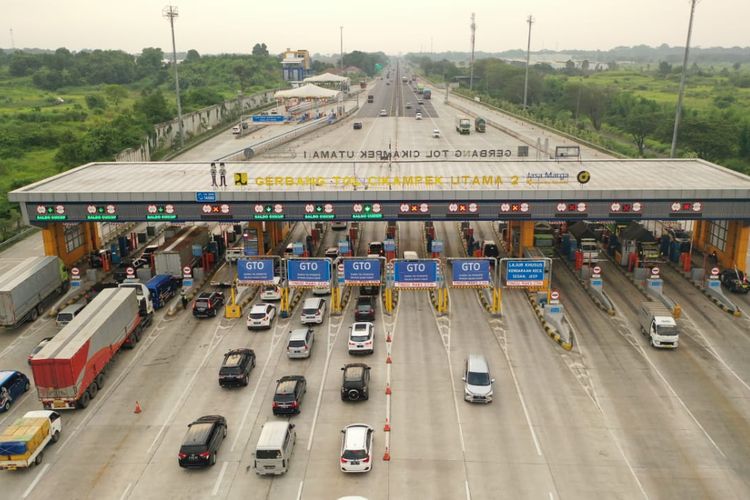 Lalu lintas kendaraan di Gerbang Tol Cikampek Utama mulai mengalami peningkatan jelang libur Nataru 2021.
