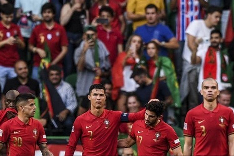 Para pemain Portugal berselebrasi usai mencetak Goncalo Guedes mencetak gol ke gawang Ceko pada laga ketiga fase grup UEFA Nations League 2022-2023, Jumat (10/6/2022).