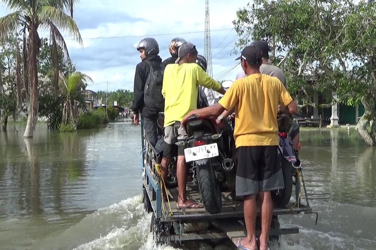 Dua kecamatan di Kabupaten Luwu Utara, Sulawesi Selatan, mengalami banjir berkepanjangan selama setahun terakhir. Curah hujan yang tinggi serta meluapnya sungai menjadi penyebab utama terjadinya bencana ini. Sejumlah kendaraan warga harus diangkut menggunakan kendaraan lokal yang disebut Dompeng, Sabtu (1/2/2025)