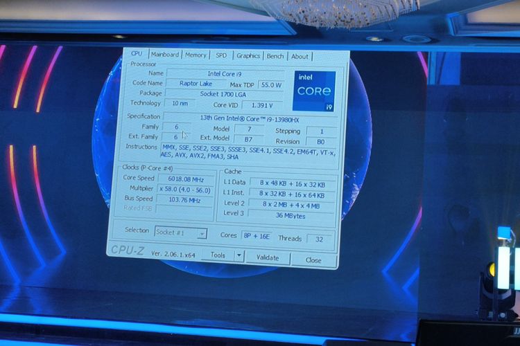Aplikasi CPU-Z yang menampilkan kecepatan prosesor Intel Core i9-13980HX di acara peluncuran Intel Core Generasi ke-13 di Hotel Shangri-La, Jakarta Pusat, Kamis (15/6/2023).
