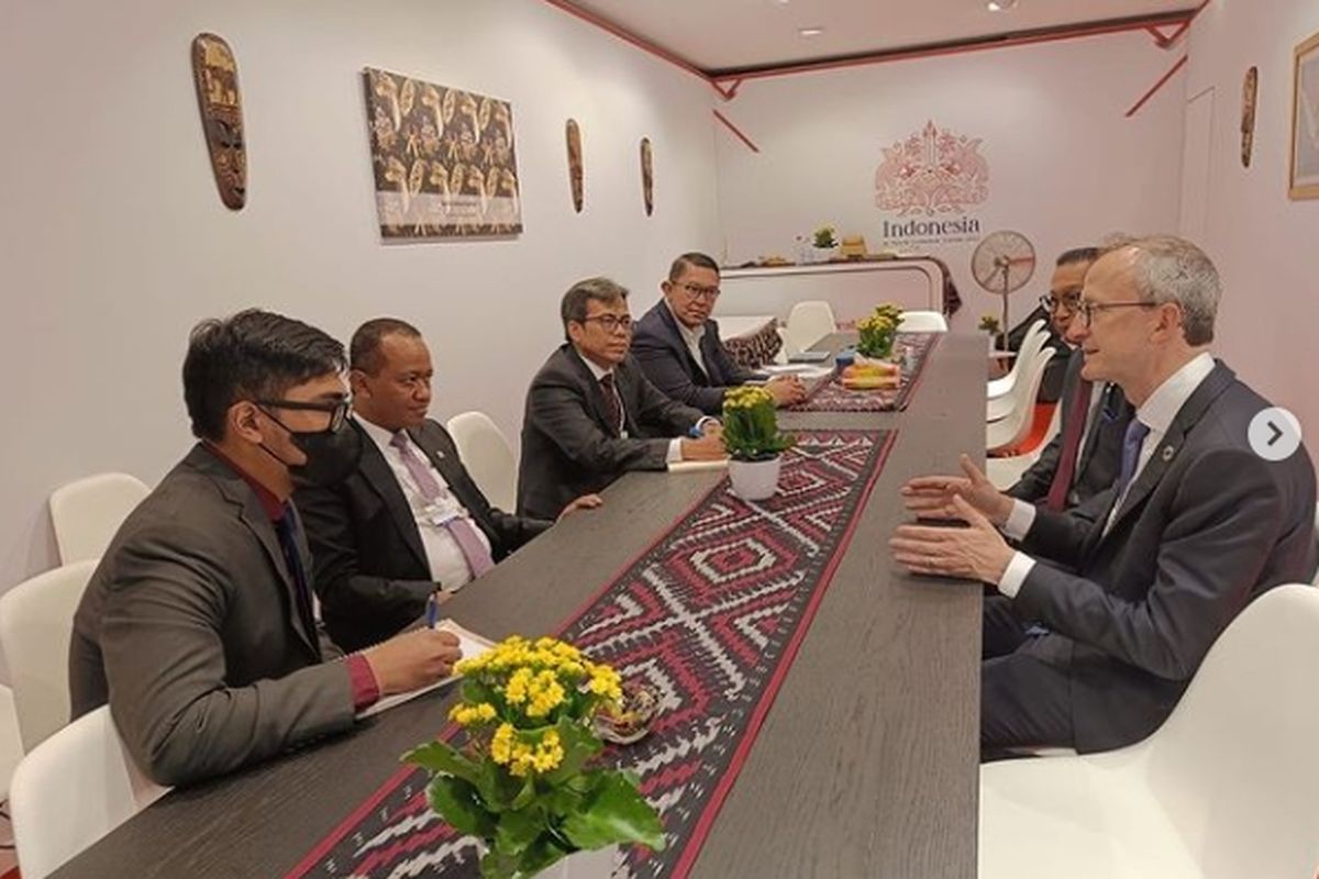 Menteri Investasi/Kepala BKPM Bahlil Lahadalia bertemu dengan CEO DEME Group di sela agenda pertemuan World Economic Forum (WEF), di Davos, Swiss, Rabu (25/5/2022). 