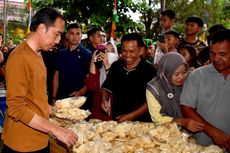 Momen Seru Jokowi Berburu Takjil Saat 