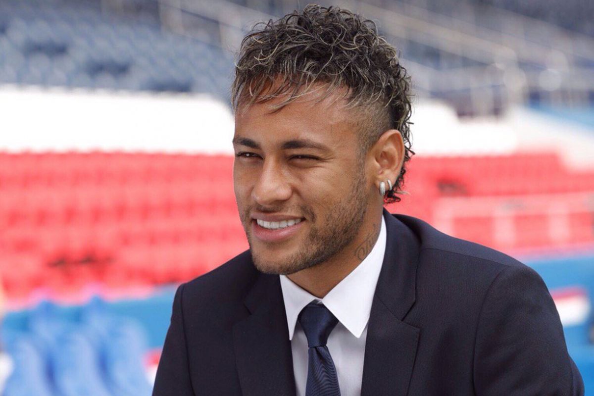 Neymar saat melakukan wawancara resmi dengan stasiun televisi PSG, Jumat (4/8/2017). 