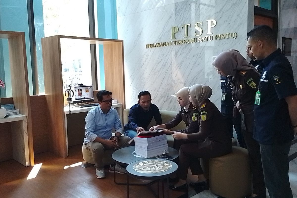 Penyidik Polda Jawa Barat menyerahkan berkas perkara tersangka pembunuhan Vina atas nama Pegi Setiawan ke Kejaksaan Tinggi Jabar, Kamis (20/6/2024).