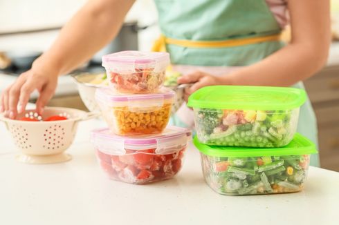 Cara Menghilangkan Noda dan Bau Makanan dari Wadah Plastik
