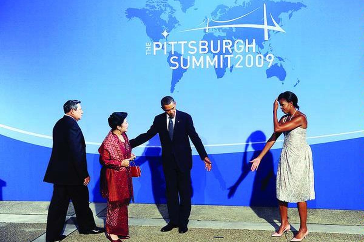 Presiden Amerika Serikat Barack Obama dan Michelle Obama menyambut Presiden RI Susilo Bambang Yudhoyono dan Ny Ani Yudhoyono pada jamuan makan malam G-20 di Phipps Conservatory, Pittsburgh, Pennsylvania, AS, Kamis (24/9).