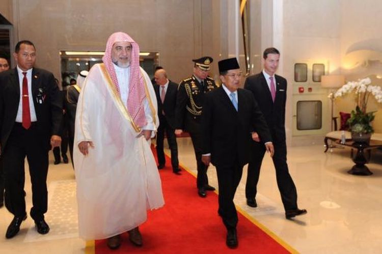 Wakil Presiden Jusuf Kalla dan Raja Arab Saudi Salman bin Abdullaziz al-Saud saat berjalan di lobi Hotel Raffles, Jakarta, Jumat (3/3/2017) malam.