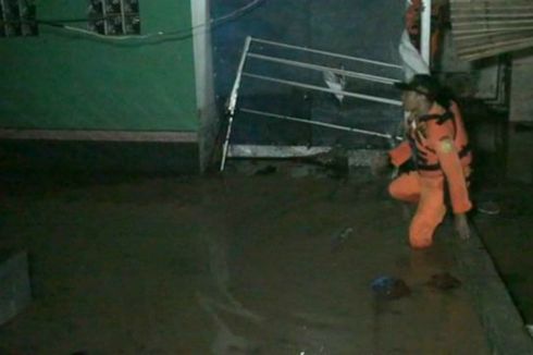 Tanggul Sungai Jebol, Banjir Terjang Ratusan Rumah di Bandung Barat
