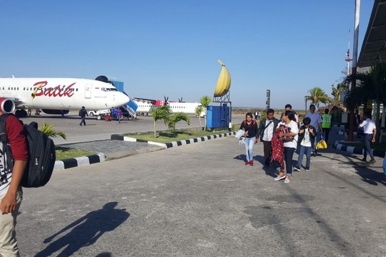 Ilustrasi: Para penumpang Batik Air tujuan Kupang-Jakarta saat diturunkan dari pesawat, karena adalah salah satu penumpang bercanda tentang bom, Senin (16/7/2018). Penumpang yang bercanda membawa bom adalah pensiunan ASN. 