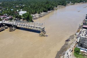 BERITA FOTO: Jembatan Kutablang Ambruk Diterjang Banjir Bandang, Akses Utama Aceh Lumpuh Total