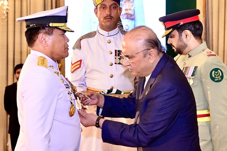 KSAL Terima Bintang Kehormatan Nishan-e-Imtiaz dari Presiden Pakistan