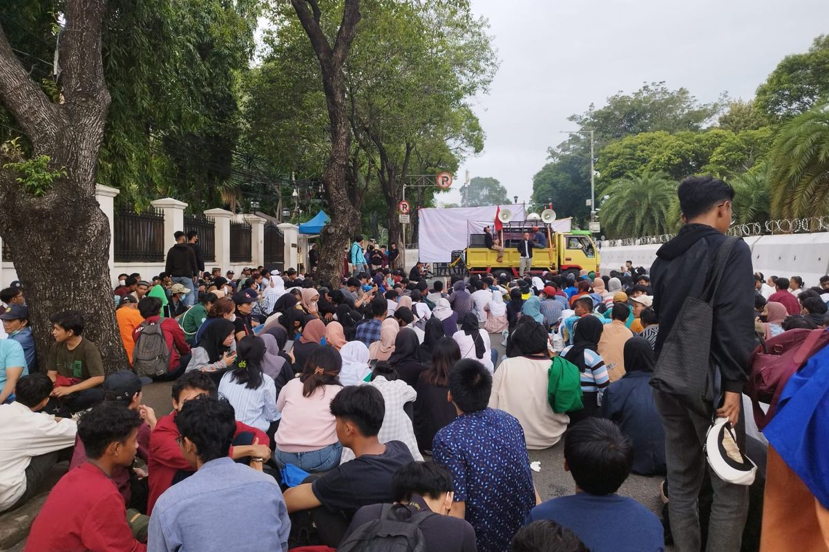 Pelajar dan mahasiswa ikut aksi mendukung keputusan rekapitulasi hasil penghitungan suara di depan kantor Komisi Pemilihan Umum (KPU) RI, Jalan Imam Bonjol, Menteng, Jakarta Pusat, Senin (18/3/2024).