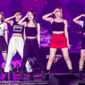 Otot Para Member Red Velvet Bikin Penonton Heran