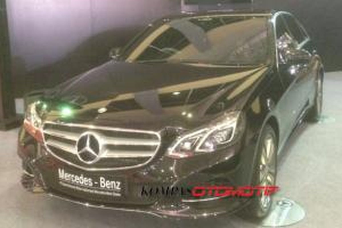 Salah satu produk Mercedes-Benz yang dipamerkan di GIIAS Makassar Auto Show 2015.