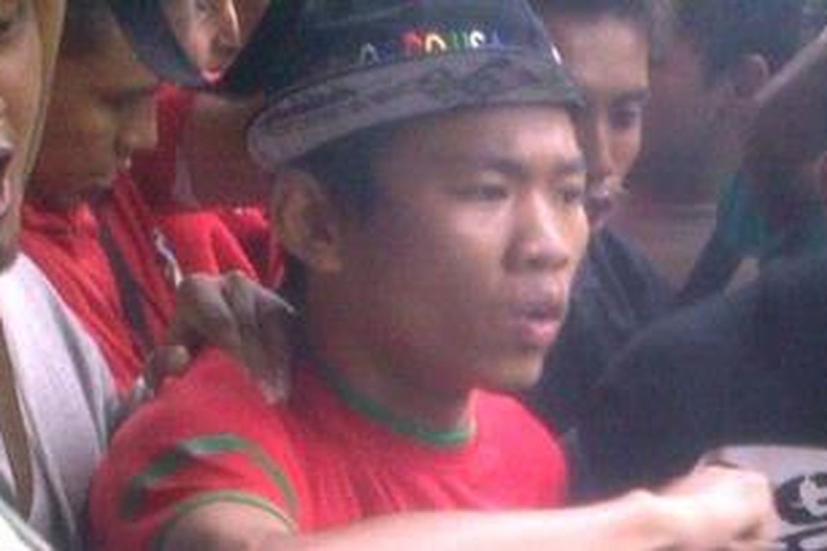 Bendera PSSI dibakar oleh massa yang kecewa loket penjualan tiket semifinal kedua Piala AFF 2010 ditutup hari ini, Sabtu (18/12/2010).