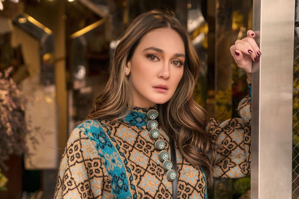 Model dan aktris Luna Maya mengenakan busana dari koleksi Spring/Summer 2020 Gucci.