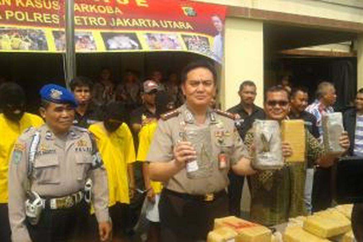 Kapolres Metro Jakarta Utara Komisaris Besar Mohammad Iqbal, menunjukan barang bukti penangkapan pengedar narkoba, berupa ganja kering seberat 100 kilogram, di halaman Polres Jakut, Jumat (29/8/2014).