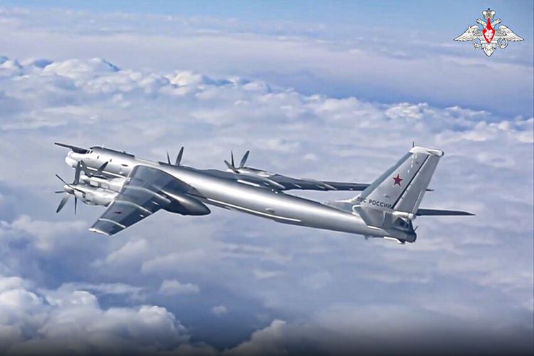 Dalam foto selebaran yang diambil dari video yang dirilis oleh Layanan Pers Kementerian Pertahanan Rusia pada Rabu, 30 November 2022, sebuah pembom strategis Tu-95 angkatan udara Rusia terbang sebagai bagian dari patroli bersama dengan pembom China di Pasifik.