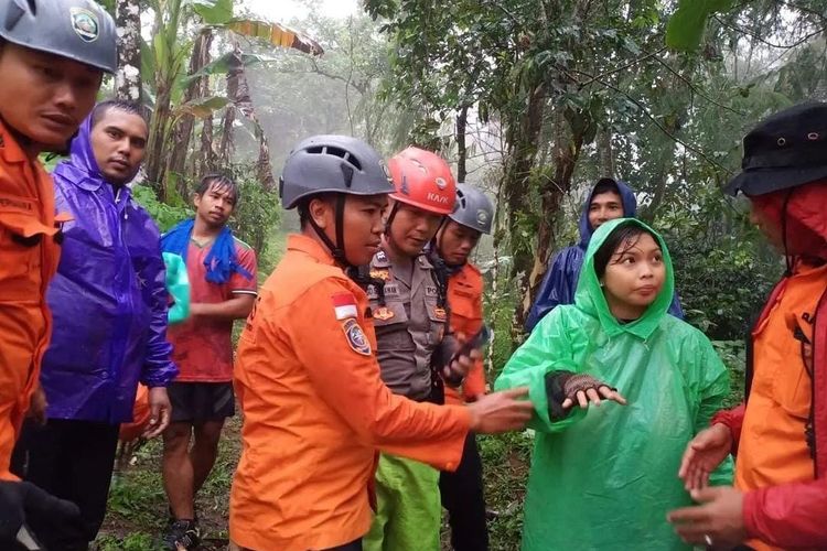 Pendaki tersesat bernama Eka Putri Pratiwi dievakuasi Tim SAR gabungan, Senin (4/3/3024) dari Gunung Batukaru, Kabupaten Tabanan, Provinsi Bali. 