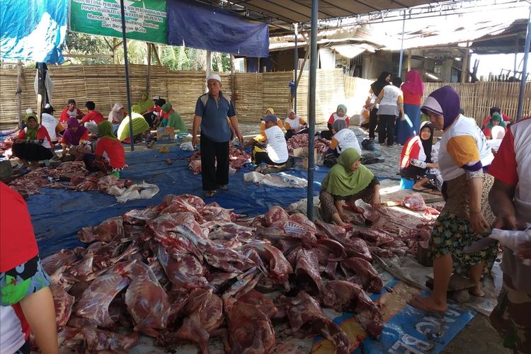 suasana dan proses pemotongan hewan kurban di Praya, Lombok Tengah,  hingga saat Selasa (13/8/2019)