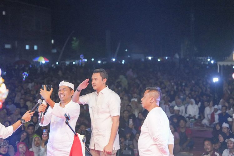 Dedi Mulyadi melakukan panggilan video dengan Prabowo Subianto di hadapan ribuan warga Subang, Jawa Barat, pada Sabtu (28/10/2023).