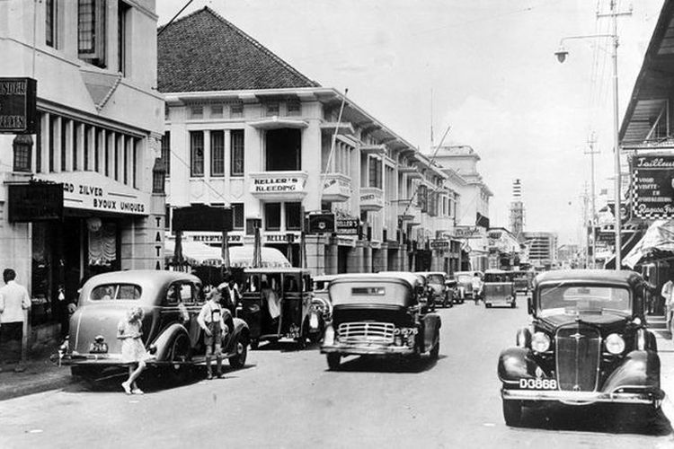 Jalan Braga di Kota Bandung sekitar 1930-an. Tampaknya Tan Hong Boen berbincang bersama Bung Karno di Bandung. Boen pernah menjadi Pemimpin Redaksi 