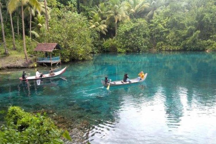 Wisatawan di Danau Paisupok di Desa Luk Panenteng, Bulagi Utara, Banggai Kepulauan, Sulawesi Tengah.