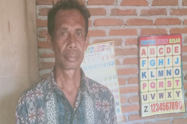 M Guntur, salah seorang guru di SDN Manggekompo, Desa Kala, Kecamatan Donggo. Pria berusia 55 tahun ini sudah 17 tahun mengabdi sebagai guru horerer dengan gaji Rp 83 ribu sampai 100 ribu per bulan