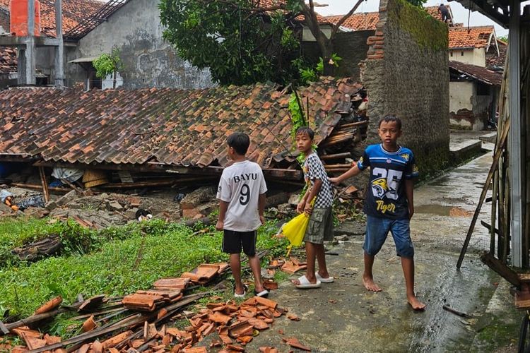 Angin Kencang Terjang Cipelem Brebes, 20 Rumah Dilaporkan Rusak