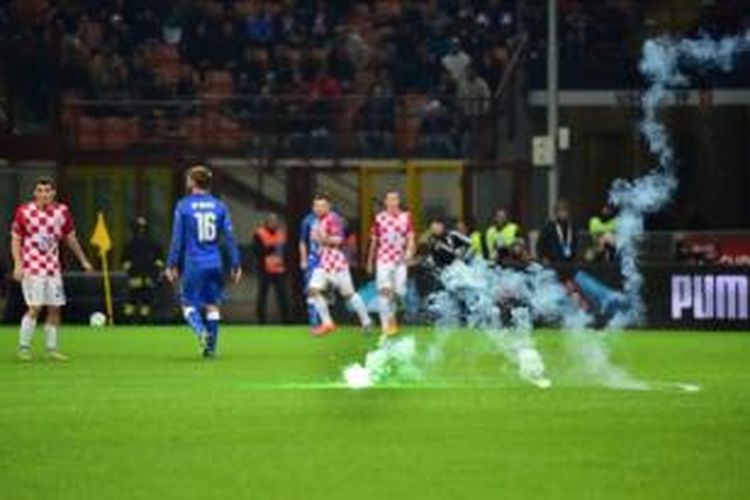 Pertandingan kualifikasi Piala Eropa antara Italia dan Kroasia, di Giuseppe Meazza, Minggu (16/11/2014) sempat dihentikan karena lapangan penuh asap akibat kembang api, yang diduga dilemparkan pendukung Kroasia. 