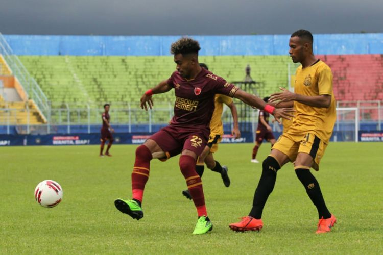 Yakob Sayuri (kiri) berduel dengan Ruben Sanadi (kanan) pada laga Grup B Piala Menpora 2021 yang mempertemukan PSM vs Bhayangkara Solo FC di Stadion Kanjuruhan, Sabtu (27/3/2021).